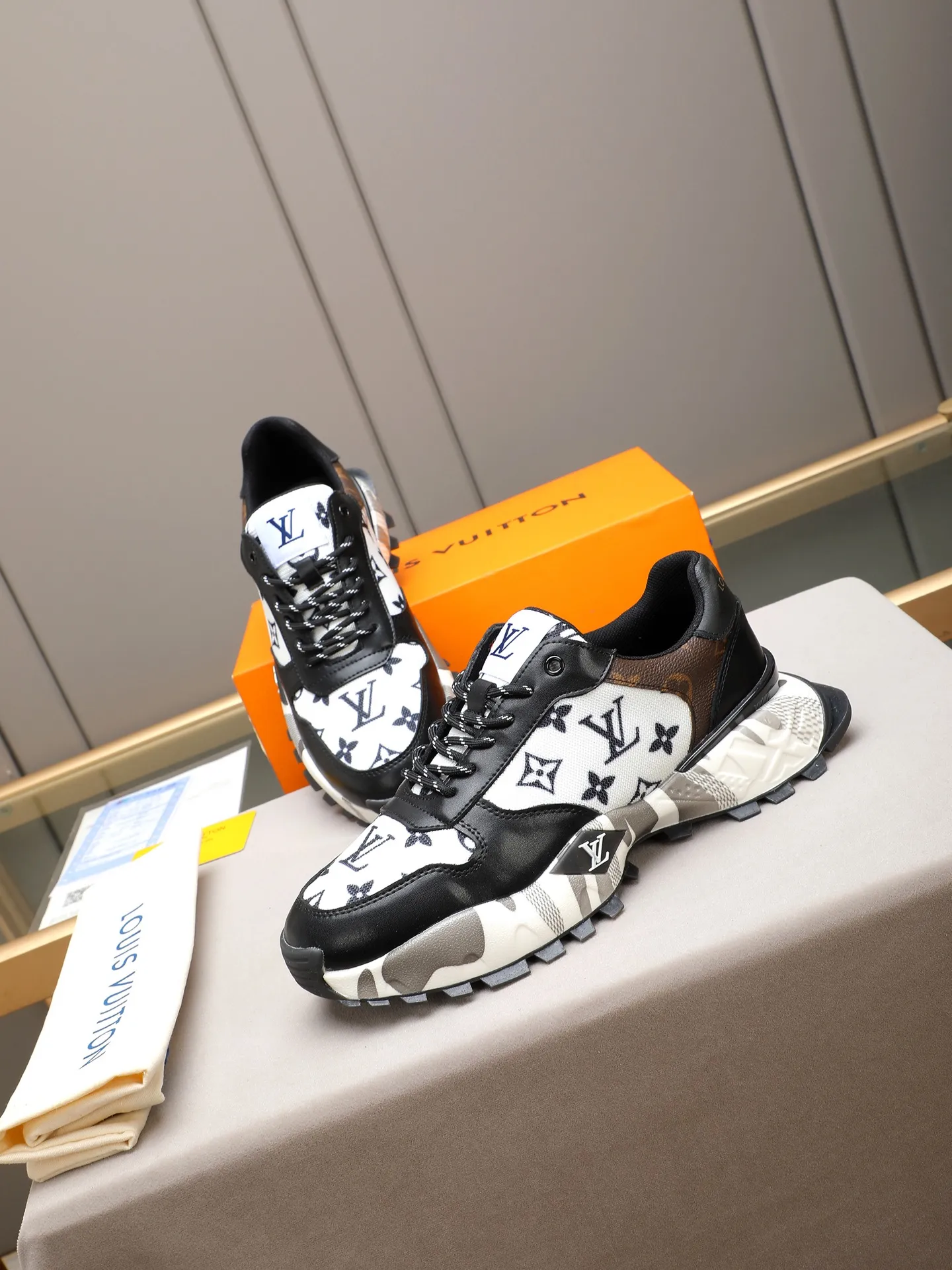 Men's shoes 💰440 [LV] Casual sports shoes, breathable and comfortable, easy to walk, a versatile style for trendy men, Versace special materials and calfskin ➕ breathable mesh lining ➕ popular printed outsole, sports and running style, super comfortable. Code number 38-44 (45 customized)